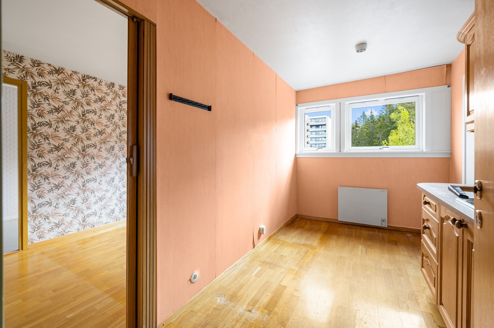 Kjøkkeninnredning har profilerte fronter og laminat benkeplate med nedfelt vaskekum. Galleribilde