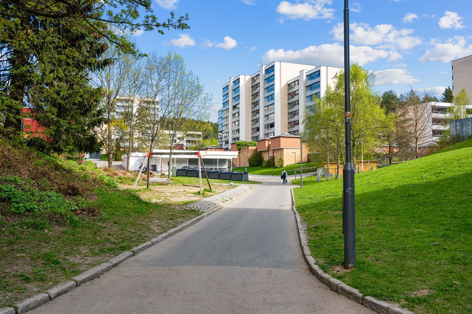 Borettslagene på Romsås har gjennomgått omfattende fasade- og områdeoppussing de senere årene, og borettslaget er å regne som skjermet, trafikksikkert og meget barnevennlig med utearealer, utsikt, sittebenker og lekeplasser. Galleribilde