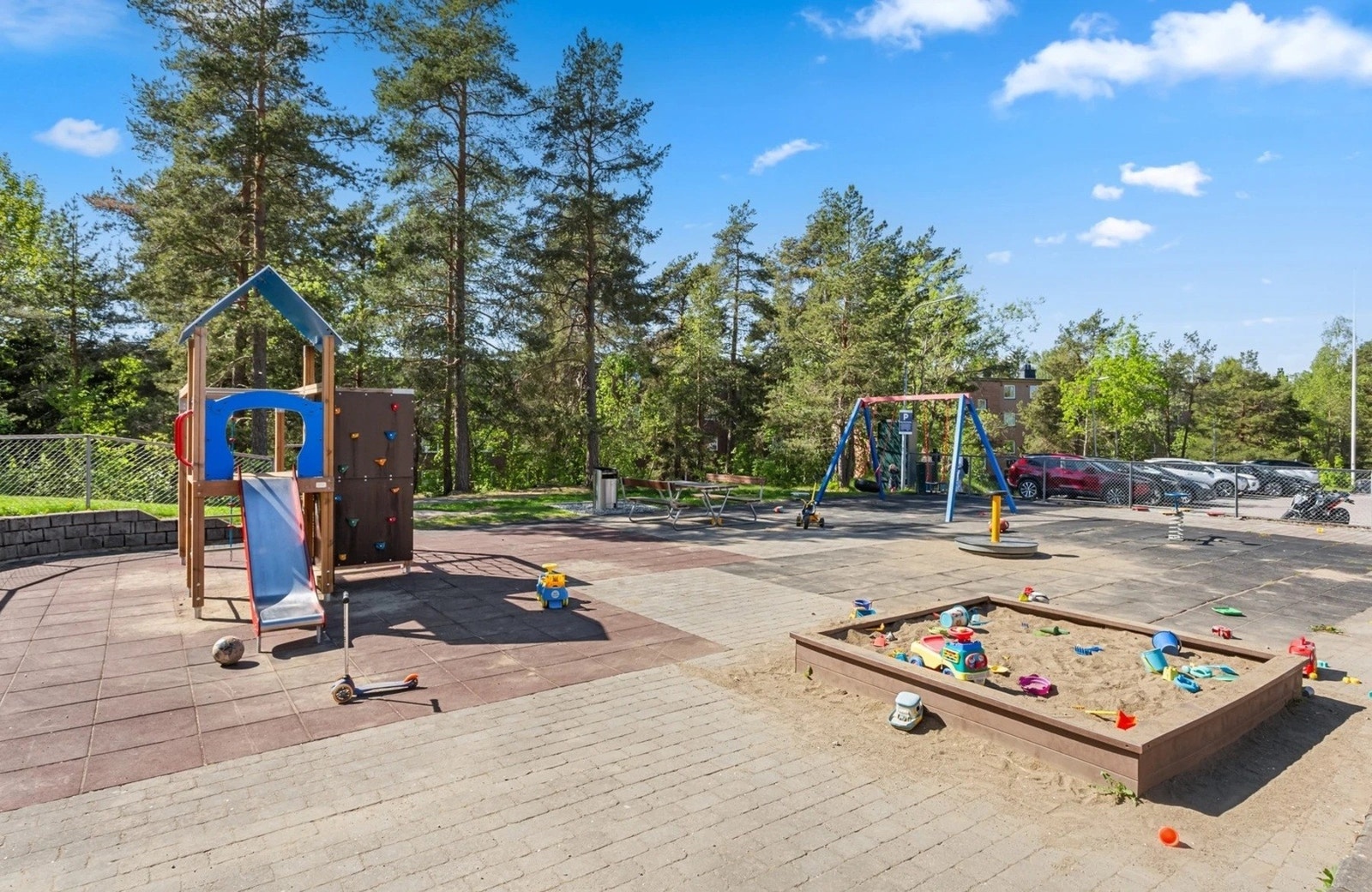 Lekeplass rett utenfor blokken gir kort vei til lek og aktivitet - skjermet og barnevennlig område. Galleribilde