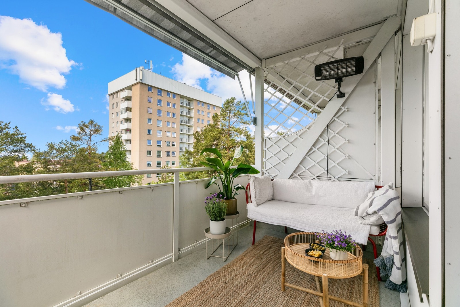 Åpen og solrik balkong med god plass til møbler og blomster - utsikt mot frodig naturtomt. Galleribilde