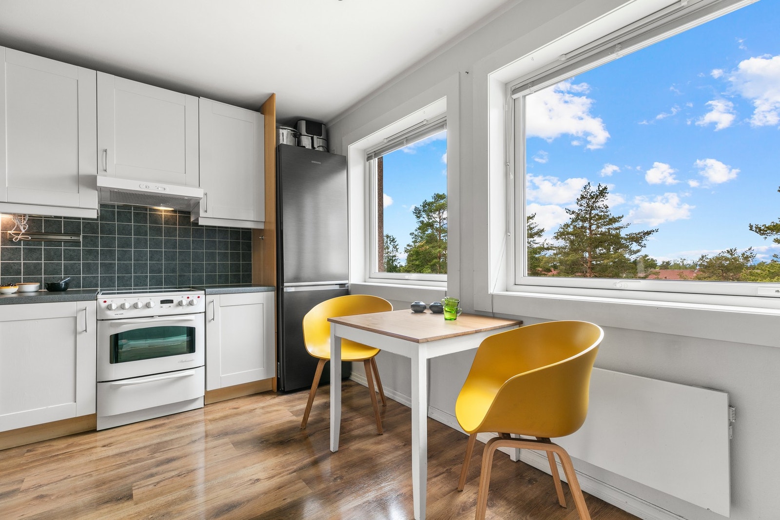 Kjøkkenet er lyst og effektivt med spiseplass og utsikt - her får du både funksjonalitet og trivsel. Galleribilde