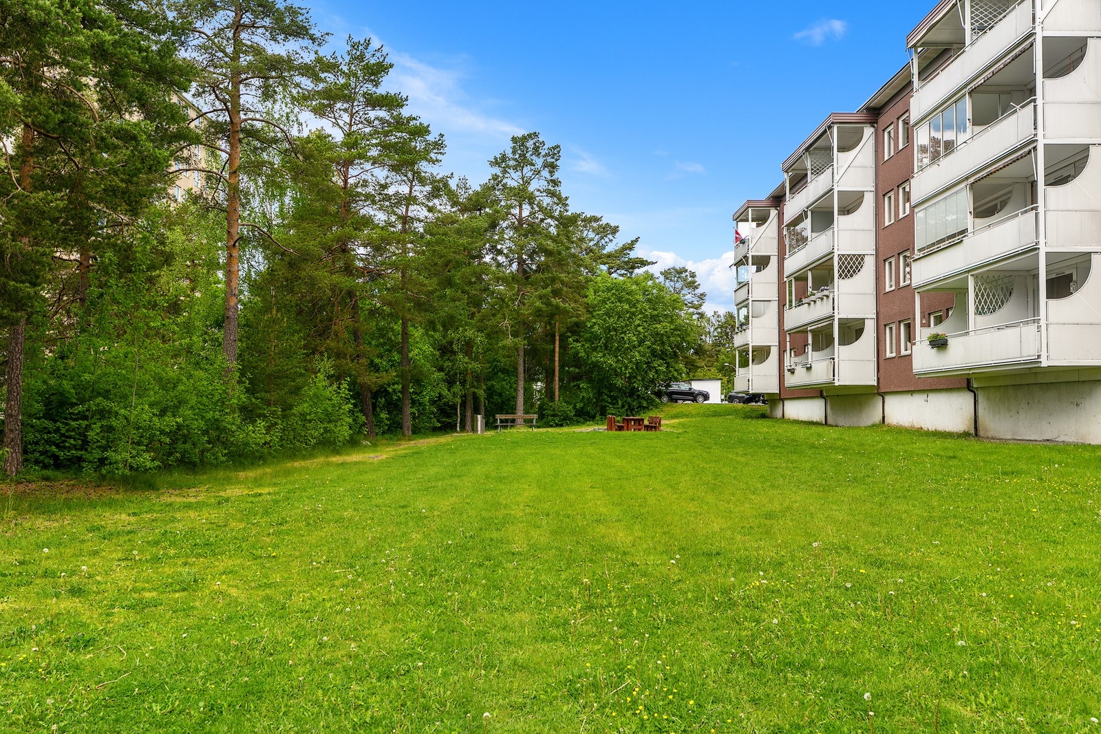 Barnevennlig og frodig fellesområde foran bygget - ideelt for lek, piknik og rolige stunder i det grønne. Galleribilde