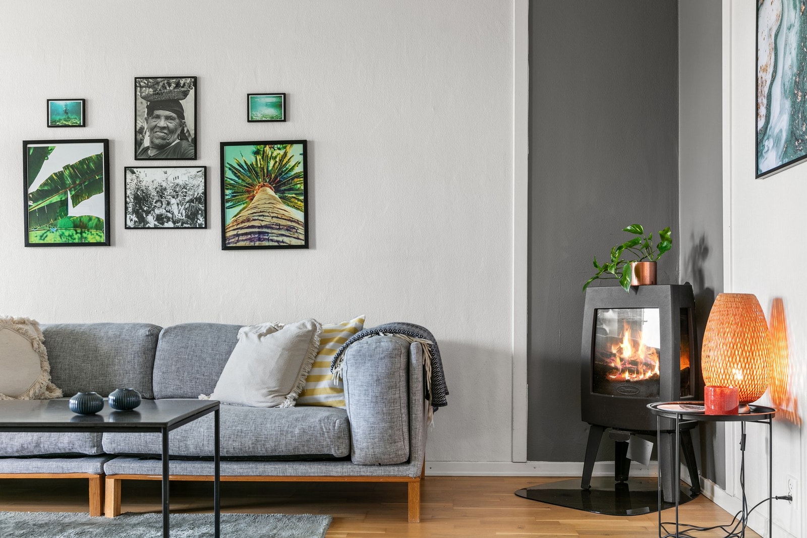 I stuen er det peis - et naturlig midtpunkt for hygge. Galleribilde