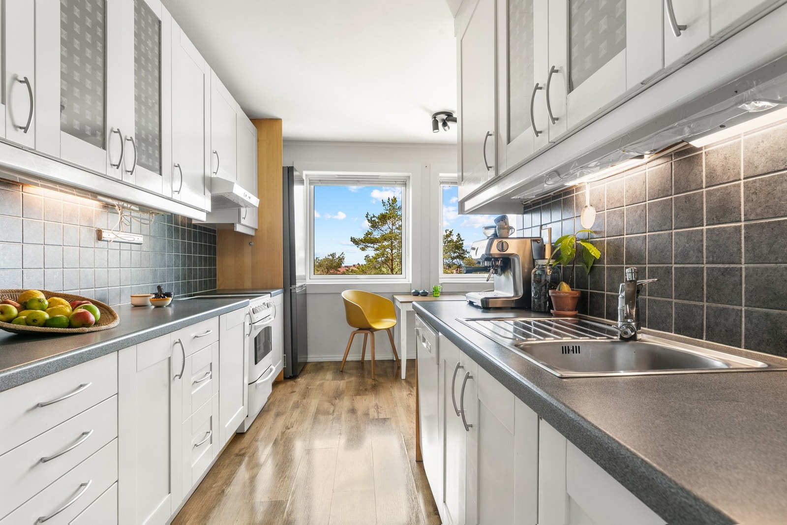 Adskilt kjøkken med spiseplass og vindu mot rolig område - god benkeflate og naturlig dagslys. Galleribilde