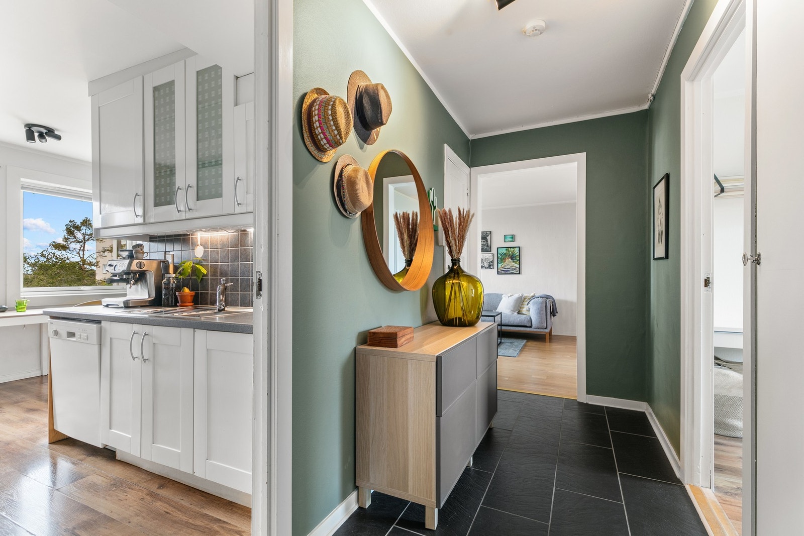 Velkommen inn! Romslig entré med flislagt gulv og garderobeplass gir et ryddig og godt førsteinntrykk. Galleribilde