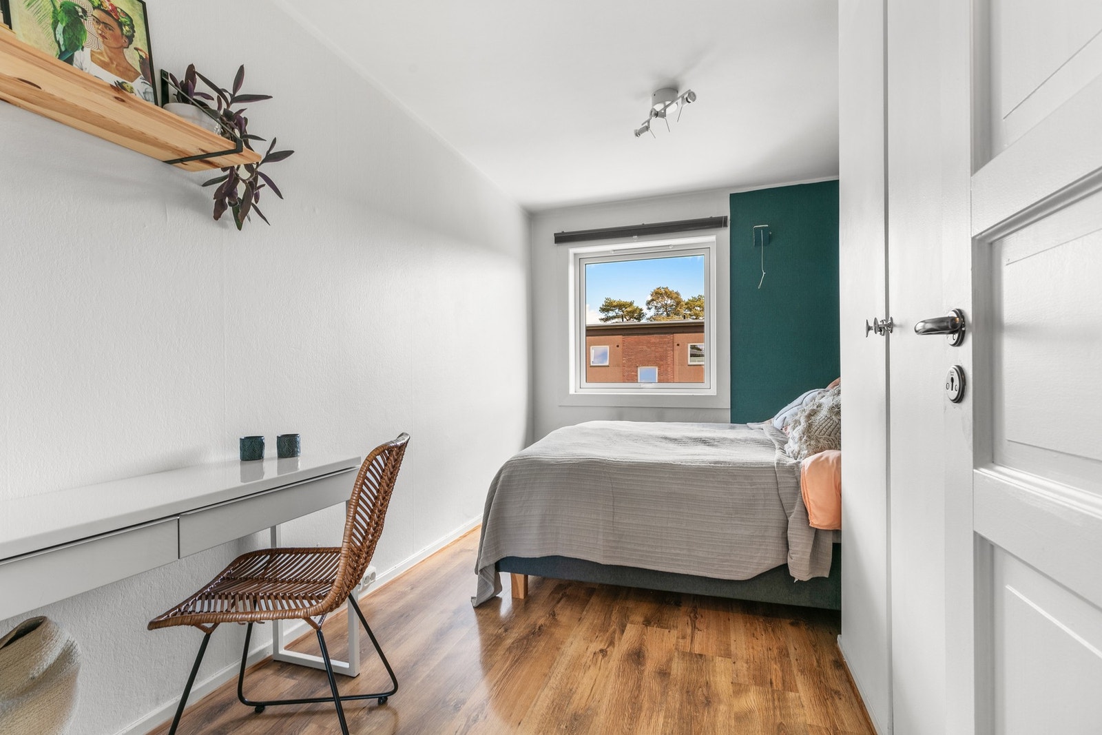 Hovedsoverom har plass til dobbeltseng og tilhørende garderobe. Galleribilde