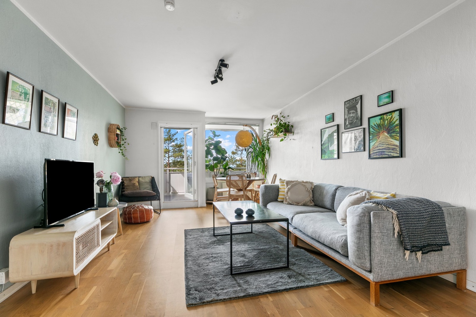 Stor og lys stue med plass til både sofagruppe og spisebord. Store vinduer og peis gir lun og åpen atmosfære. Galleribilde