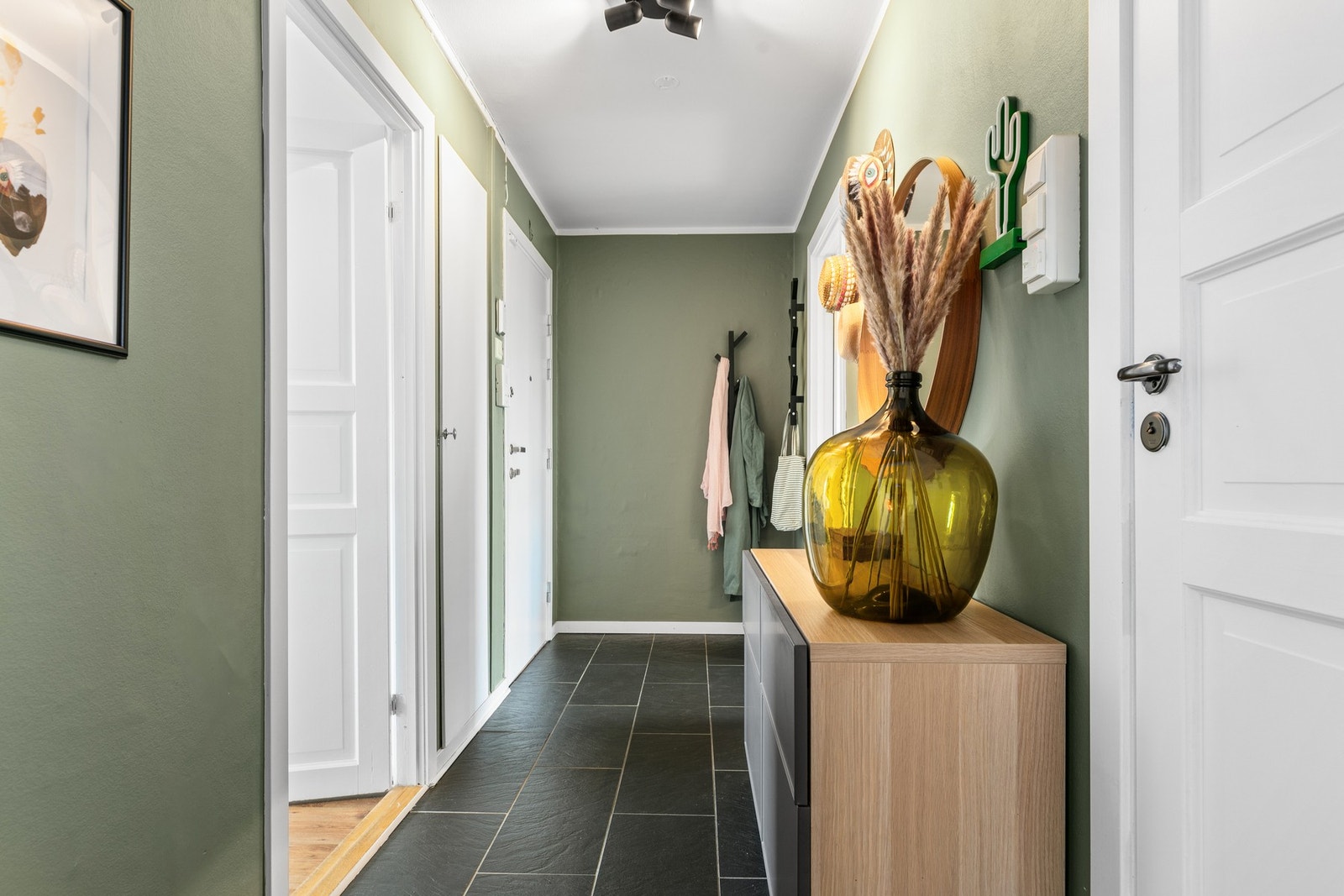 Pen og praktisk entré med plass til både sko og yttertøy - perfekt start på en gjennomtenkt planløsning. Galleribilde