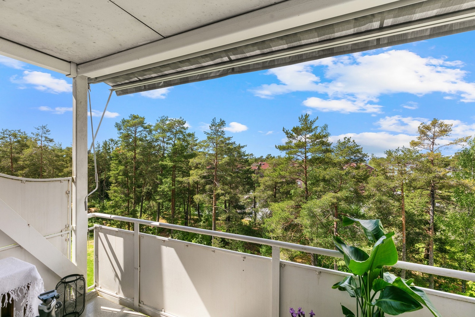 Solrik vestvendt balkong med grønn og naturskjønn utsikt - perfekt for avslapping i rolige omgivelser. Galleribilde