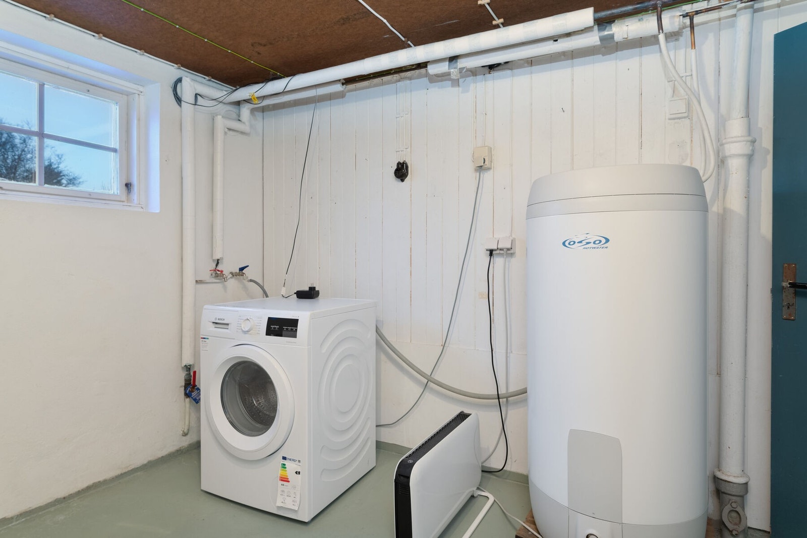 Vaskerom med opplegg for vaskemaskin. Galleribilde