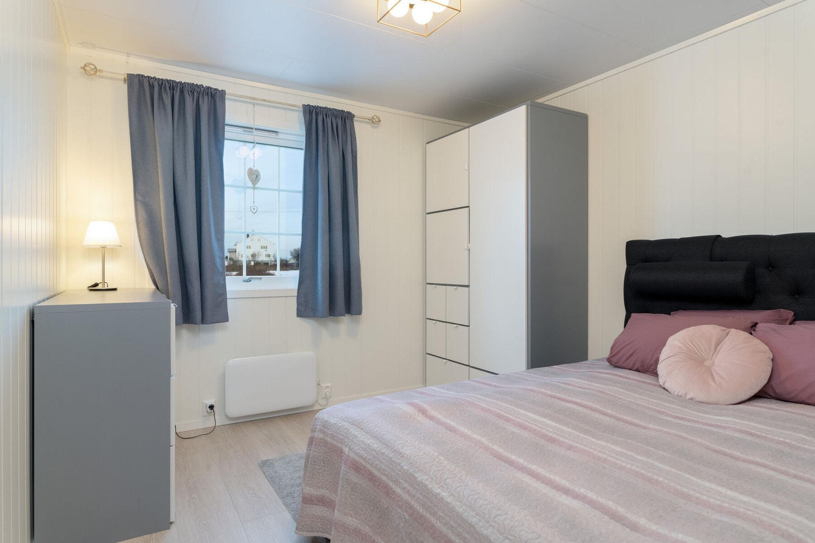 Soverom nummer 3 er malt hvitt, og har god plass til seng og garderobe. Galleribilde