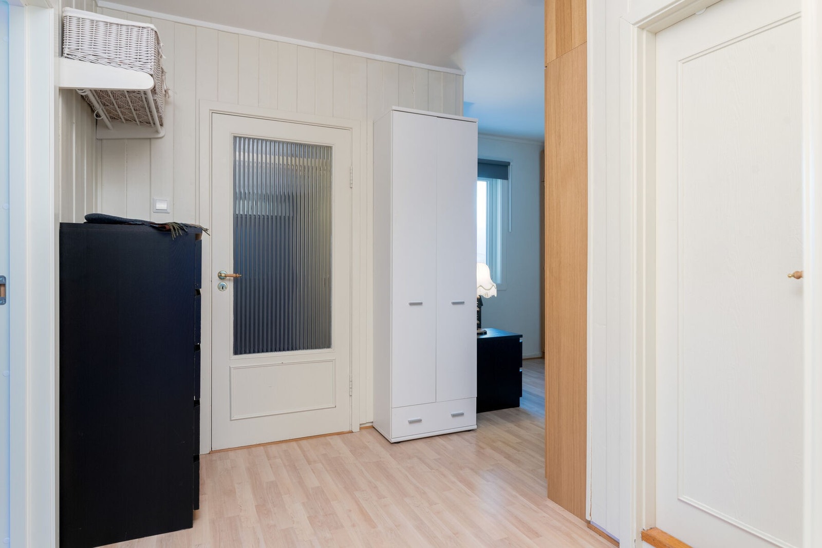 Romslig gang med god plass til oppbevaringsløsninger. Galleribilde