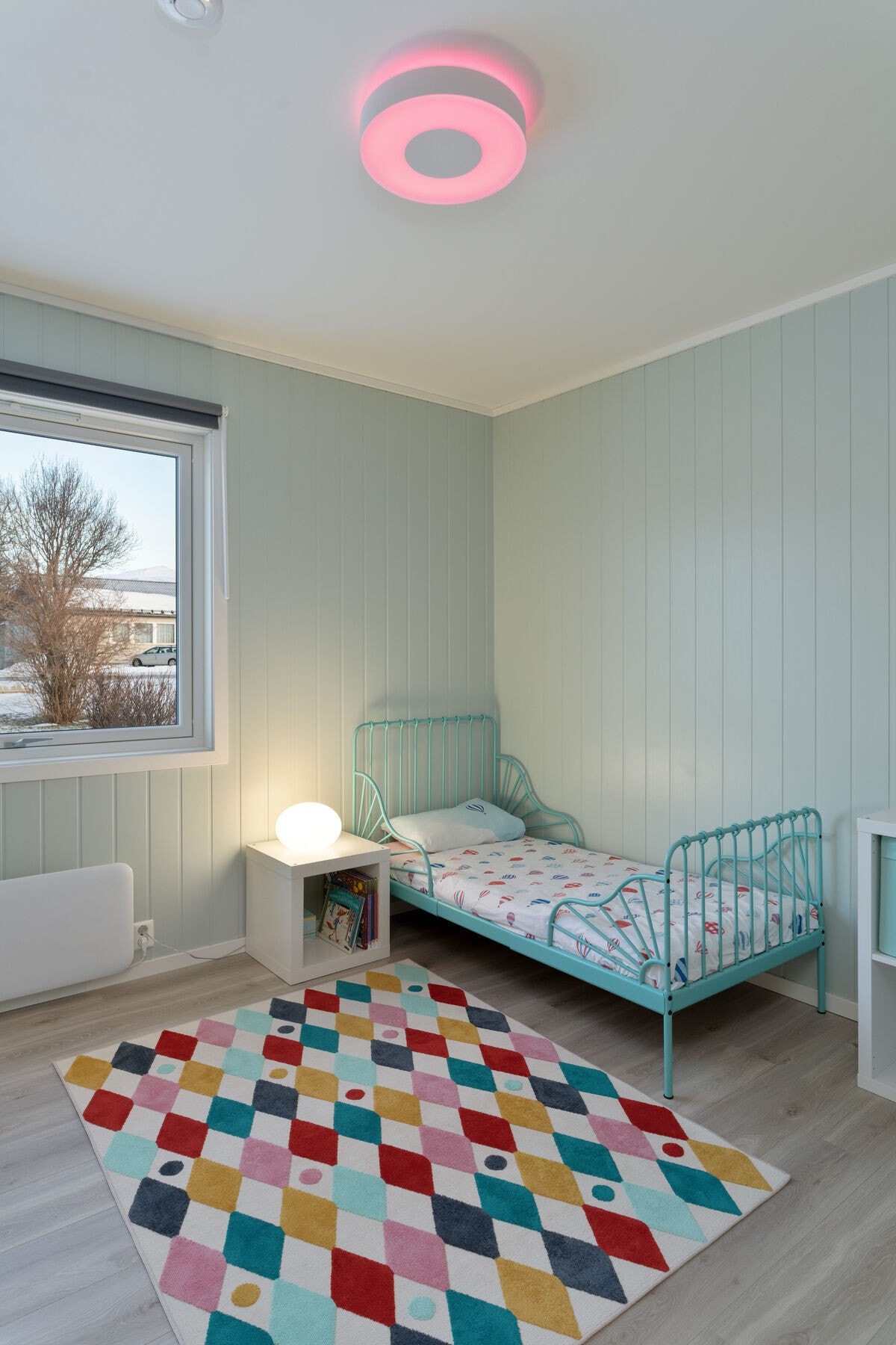 Soverom 1 er malt i en dus og behagelig farge. Galleribilde