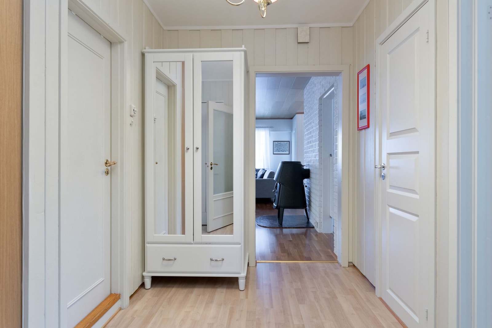 Fra gangen er det adkomst til bad, soverom og stue, samt ned til underetasjen. Galleribilde