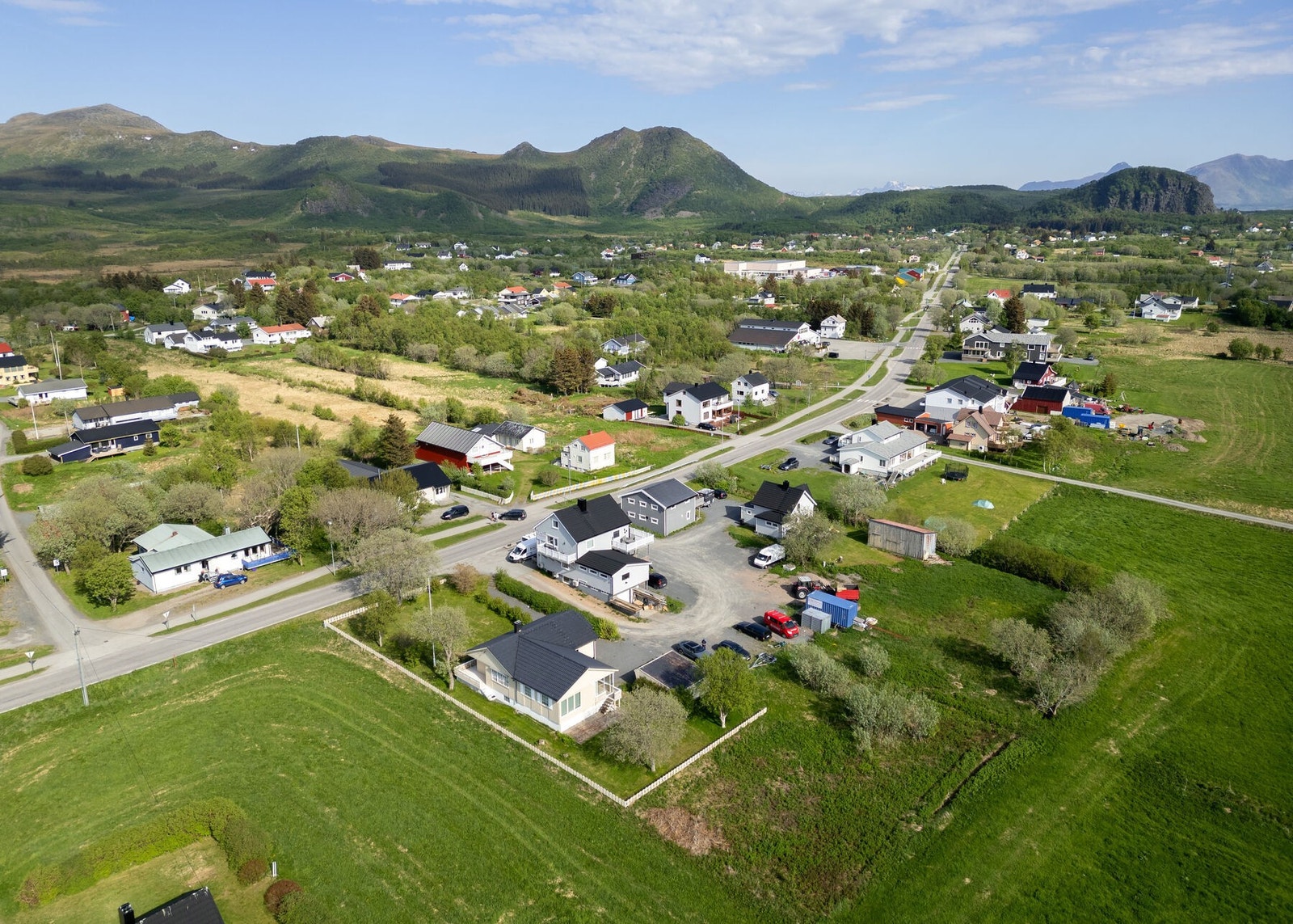 Det er ca. 8 km til kommunesenteret Straume. Galleribilde