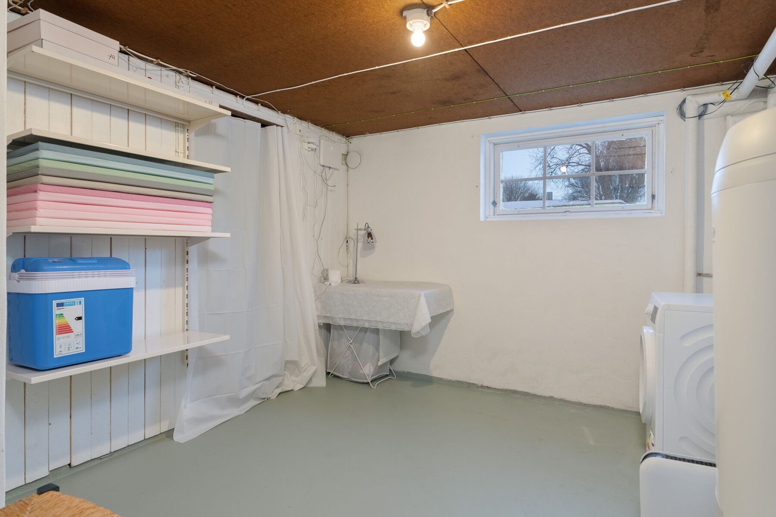 Vaskerommet er av god størrelse, noe som gir plass for oppbevaring. Galleribilde