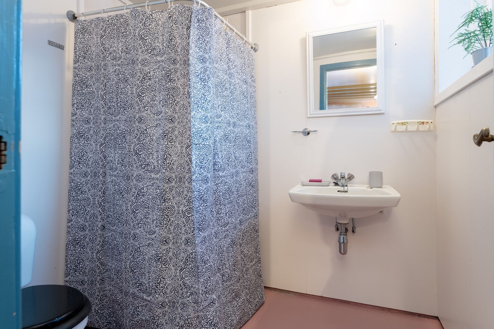 Eldre baderom i underetasjen. Galleribilde