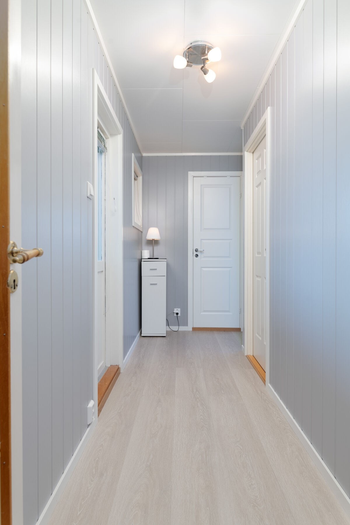 Gang som leder til vinterhage, to soverom og bad nummer 2. Galleribilde