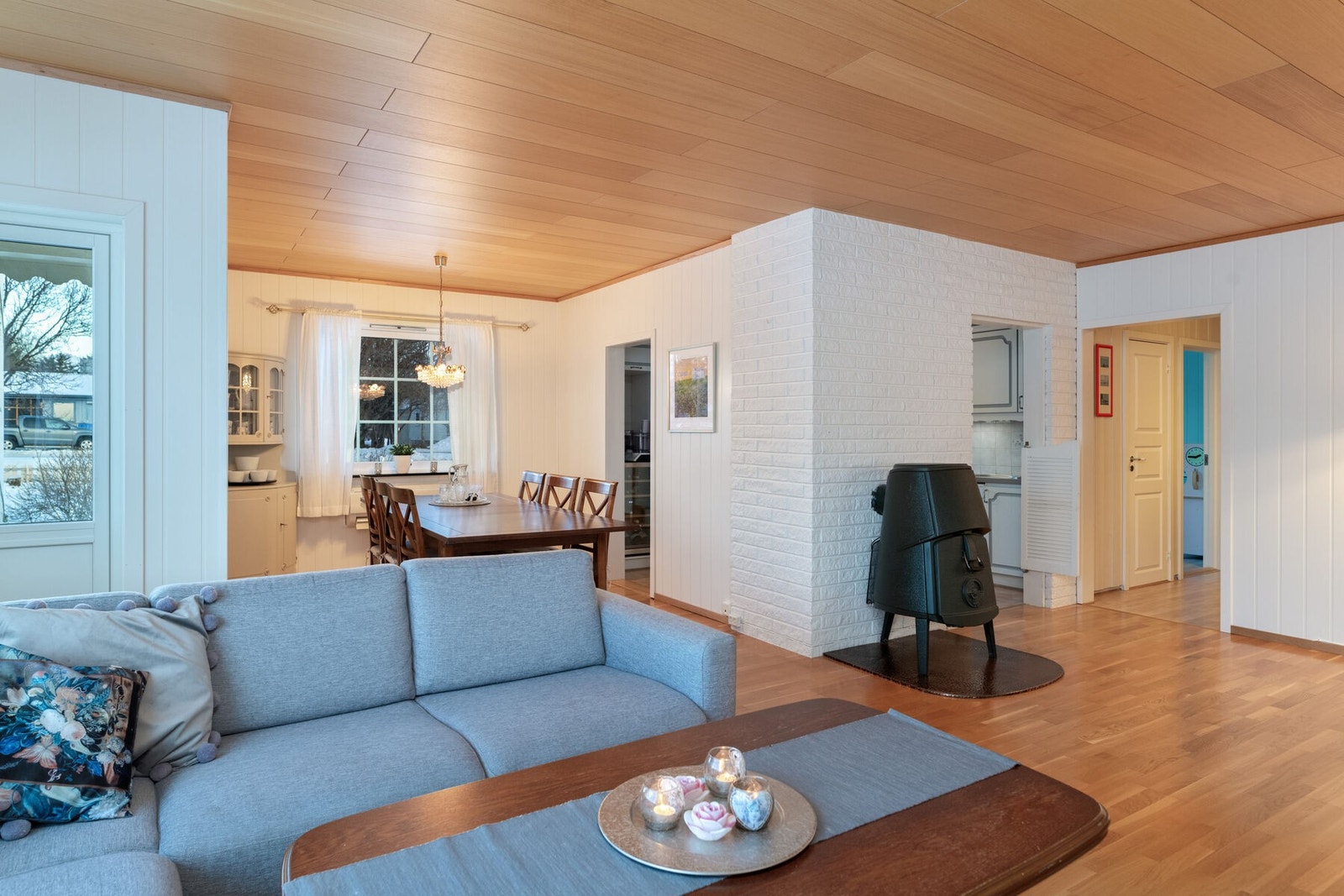 Fra stuen er det utgang til terrasse. Galleribilde