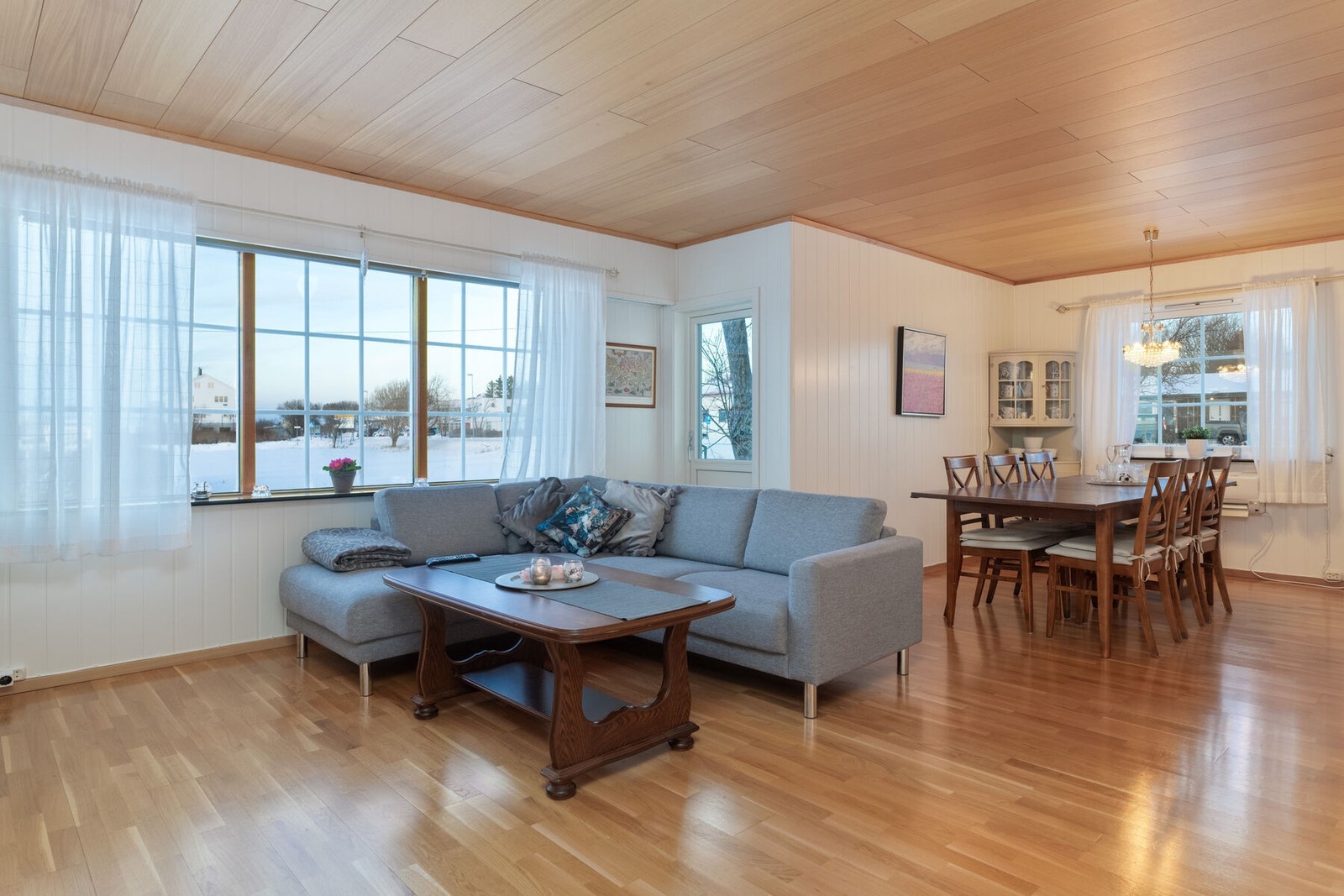 Stuen får fint naturlig lysinnslipp fra vinduene. Galleribilde