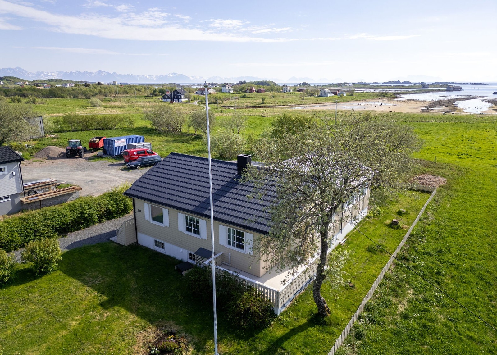 Eiendommen ligger landlig til i flatt terreng, på pent opparbeidet tomt. Galleribilde