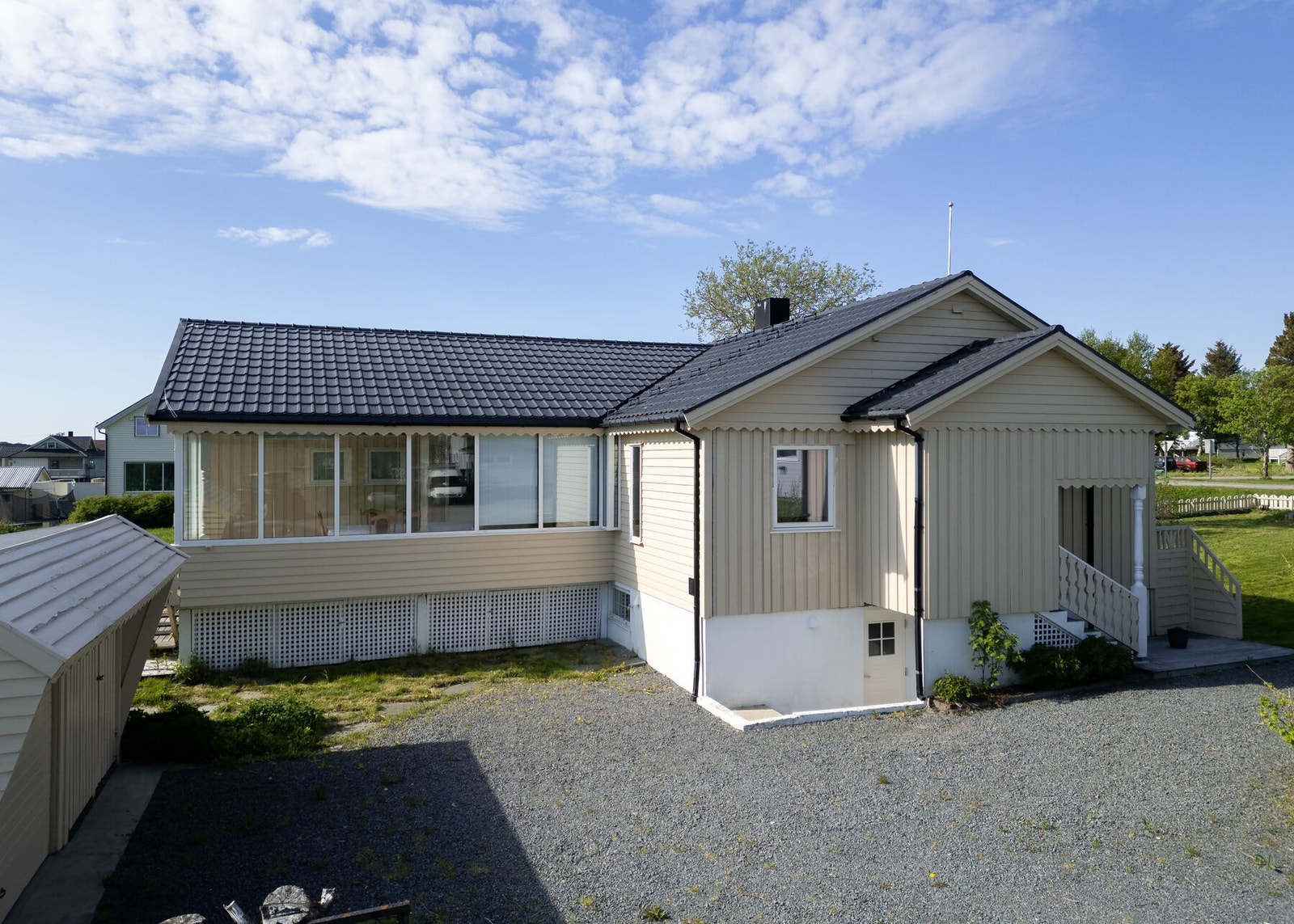 Fasade og uteområde. Innkjørsel og gårdsplass er gruslagt. Galleribilde