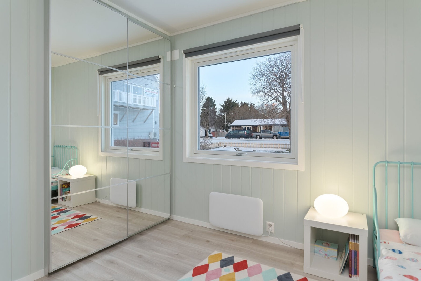 Soverommet er innredet med skyvedørsgarderobe. Galleribilde