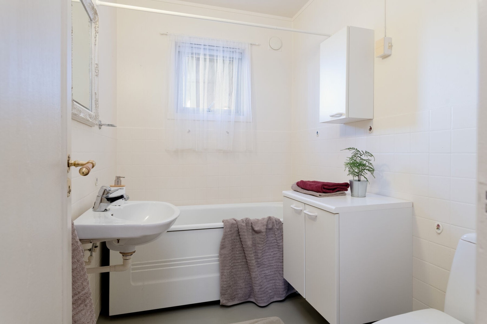 Bad 1 har adkomst fra gangen og er innredet med servant, wc og badekar. Galleribilde