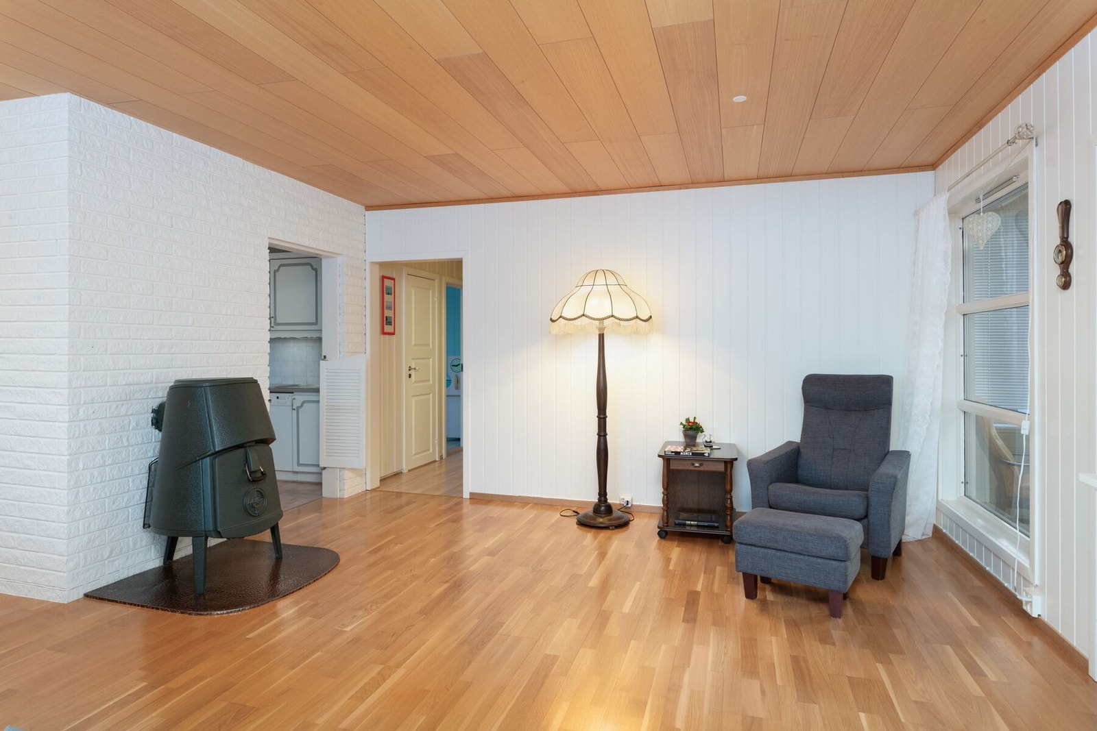 Fra gangen kommer du inn til en koselig stue med mulighet for vedfyring. Galleribilde