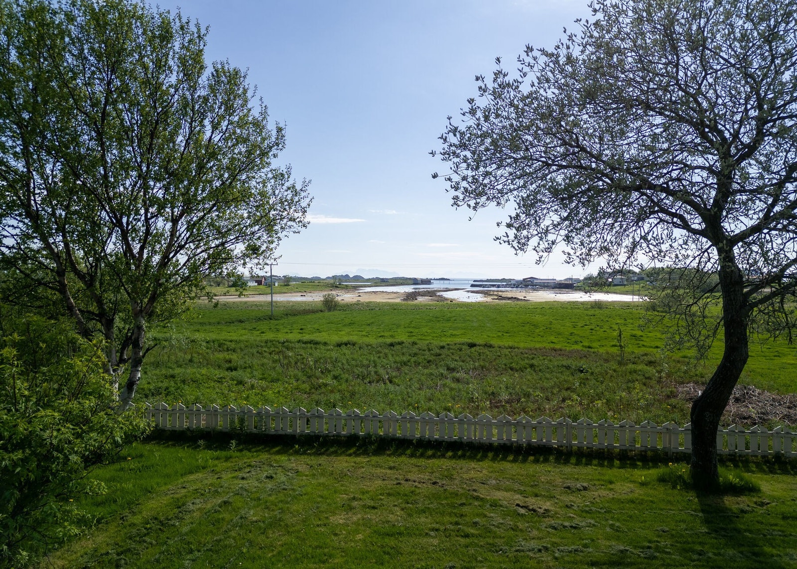 Fra boligen er det fri og god utsikt mot sjø, fjell og omkringliggende natur. Galleribilde