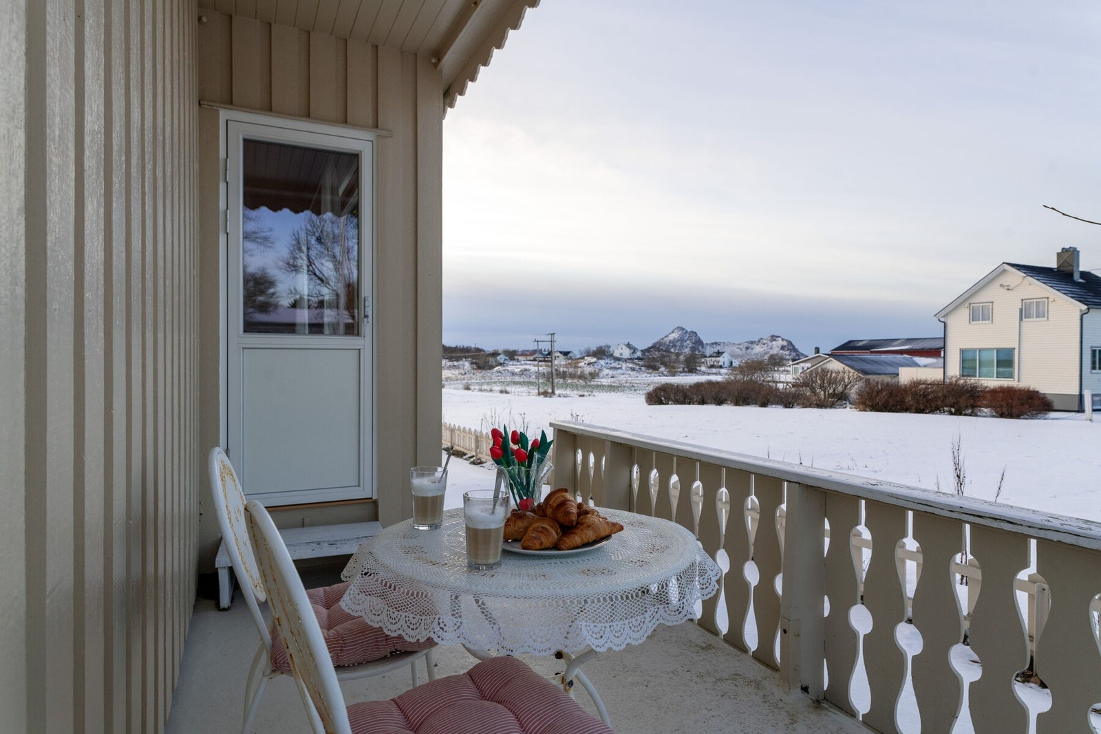 Terrasse med fin utsikt mot Gaukværøya. Galleribilde