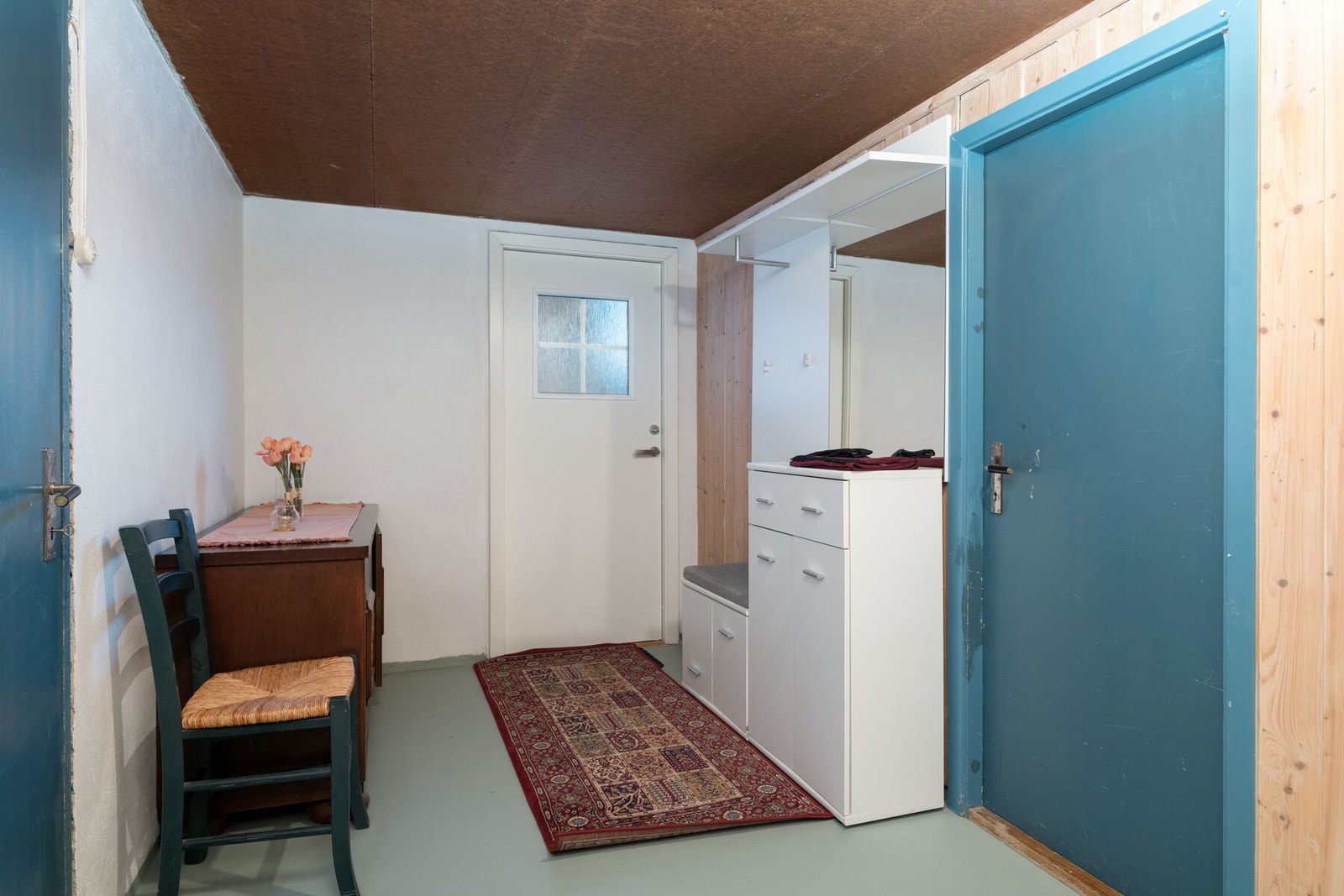 Gang med ytterdør som ble skiftet i 2023. Galleribilde