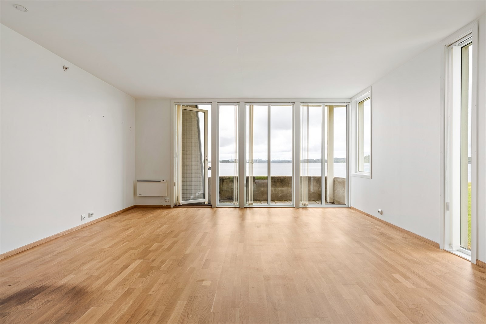 God plass til sofagruppe og spisestue Galleribilde