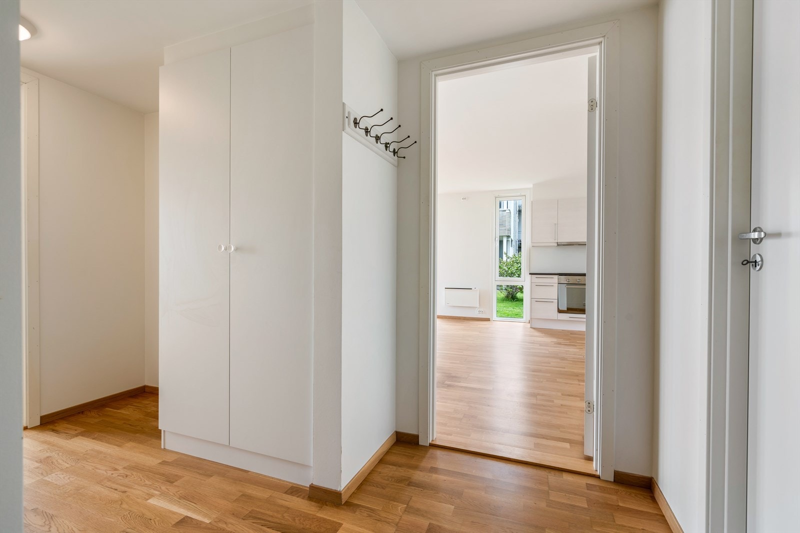 Garderobe i gangen Galleribilde