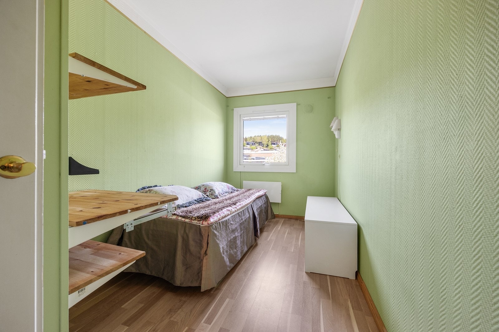 - Soverom 2 med stort vindu som slipper inn rikelig med naturlig lys - Galleribilde