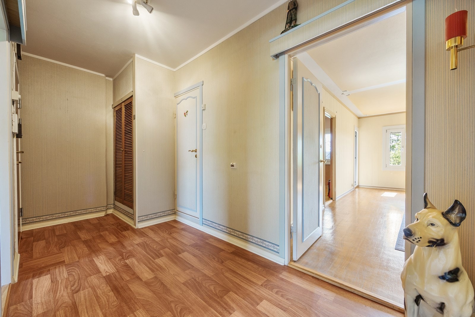 - Entré med garderobeskap og tilknytning til stuen - Galleribilde