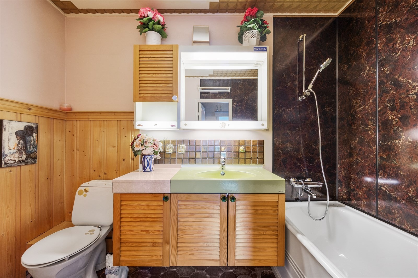 - Bad med badekar og praktisk oppbevaring - Galleribilde