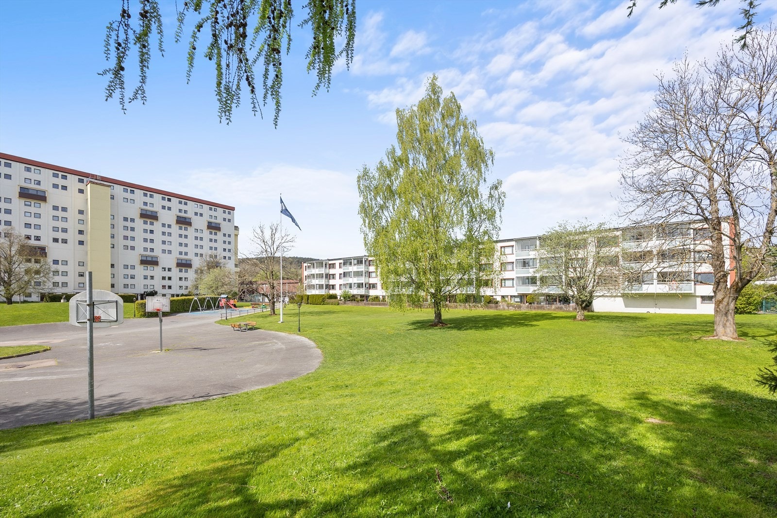 - Felles lekeplass og ballbane for barn - Galleribilde