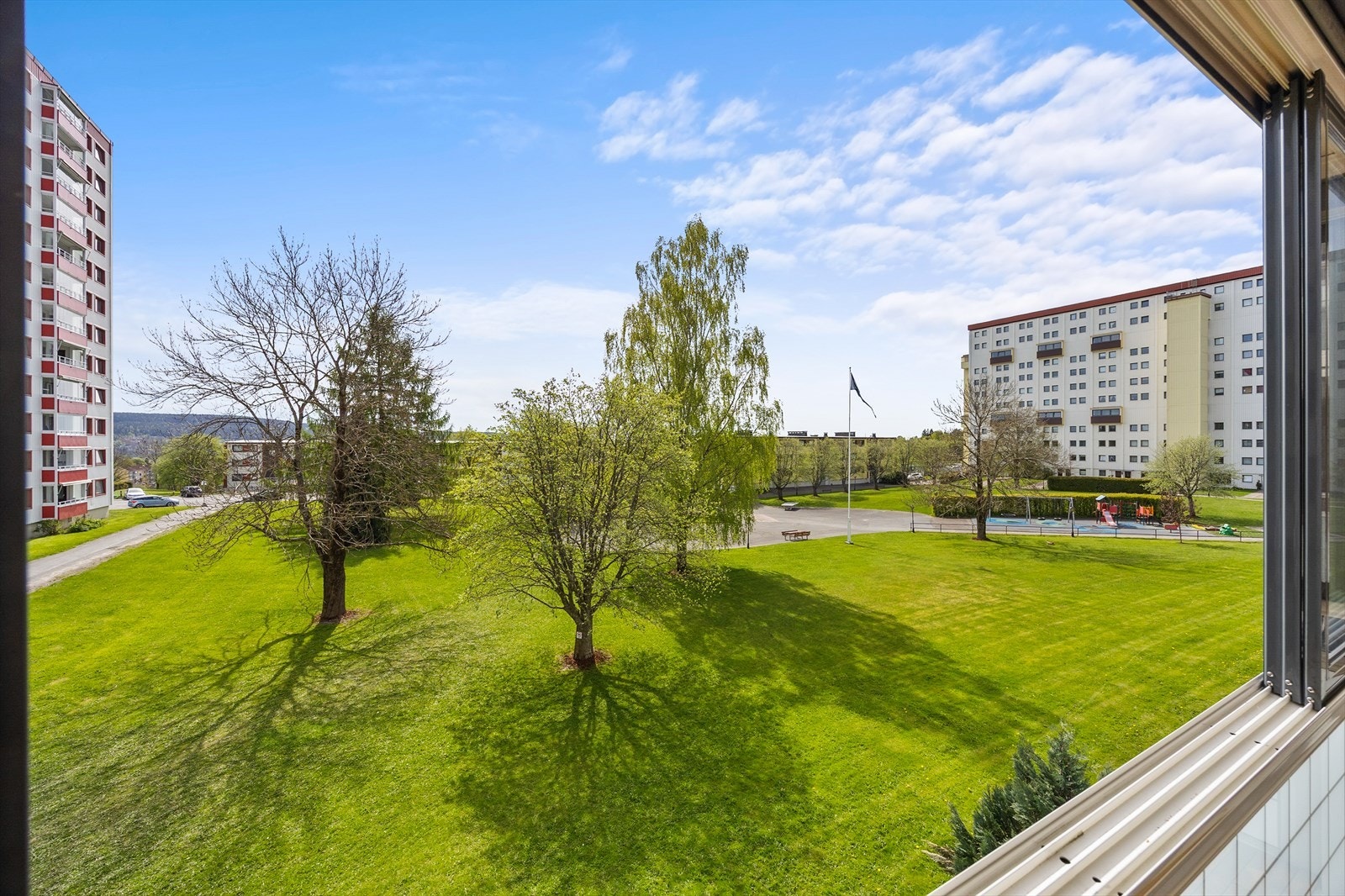 - Grøntarealer omgir bygningen, flott for barnefamilier - Galleribilde