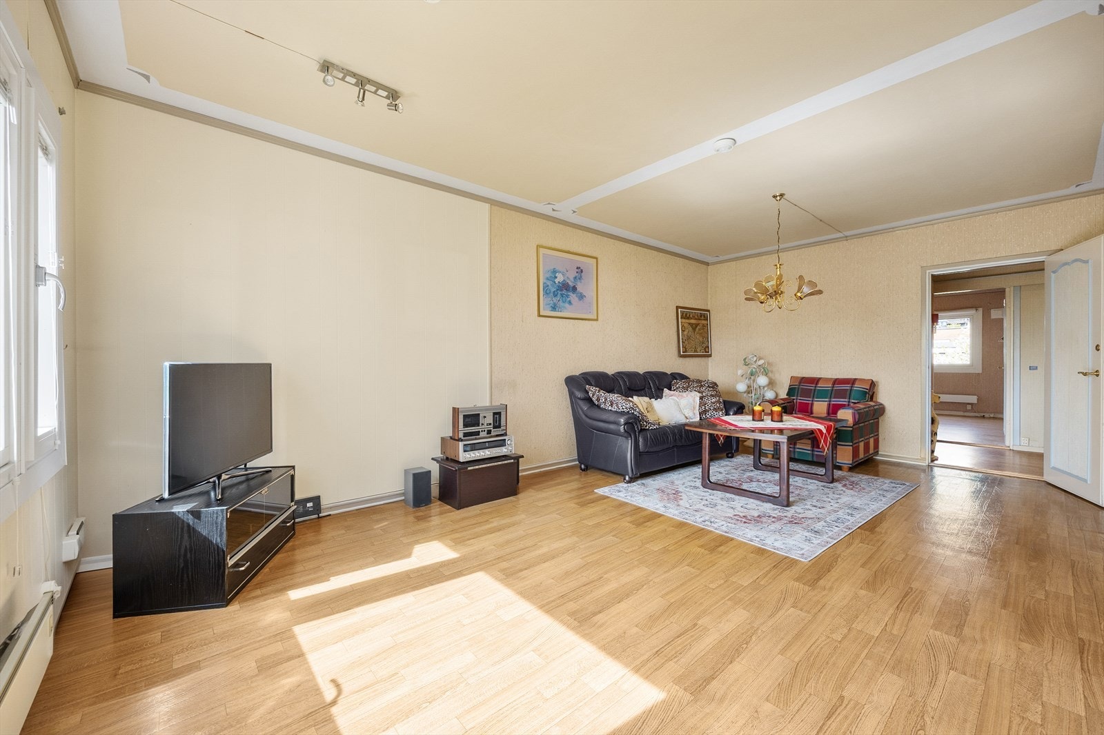 - Stue med plass til både spisebord og TV-krok - Galleribilde