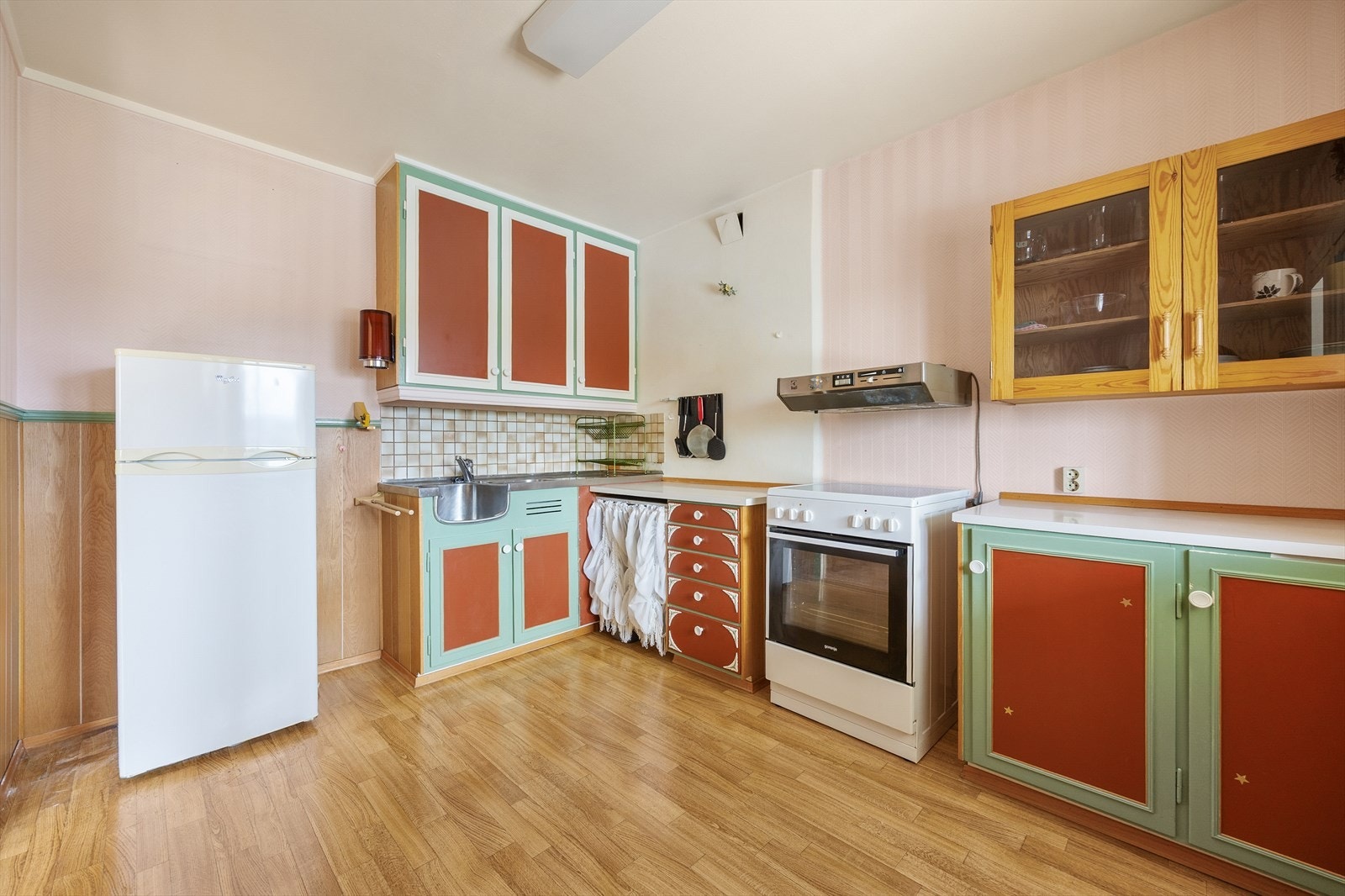 - Stort kjøkken med mye arbeidsplass - Galleribilde