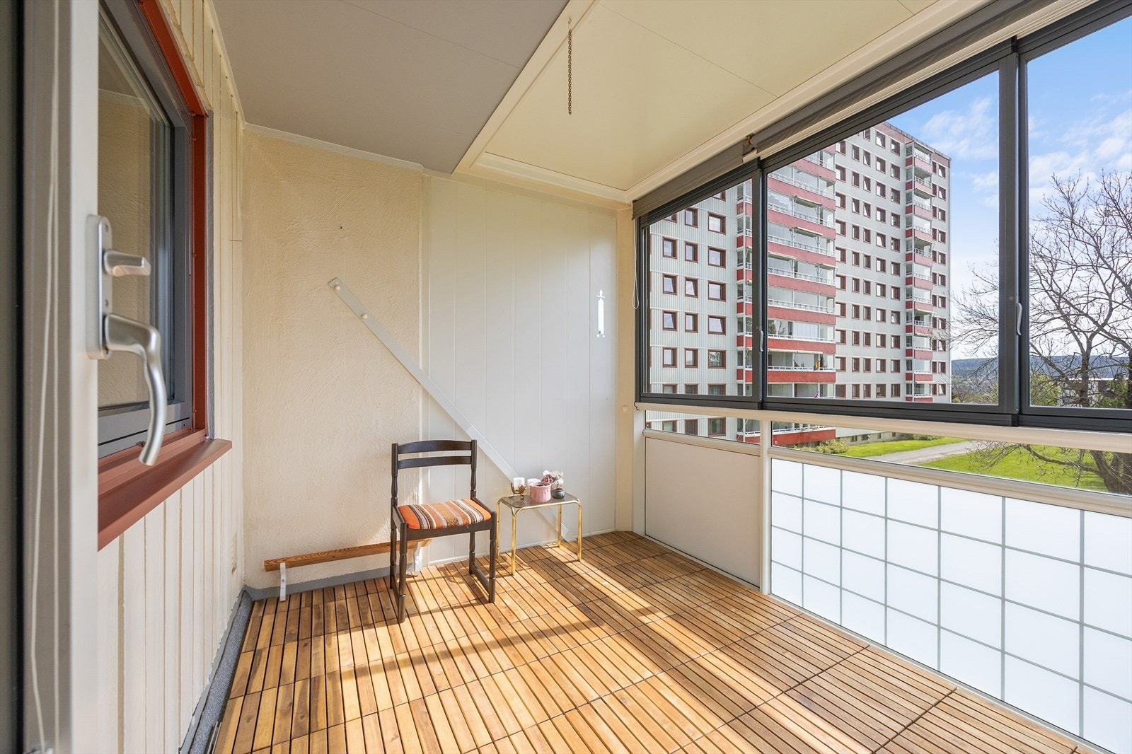 -Innglasset balkong med tredekke og plass til sittegruppe - Galleribilde