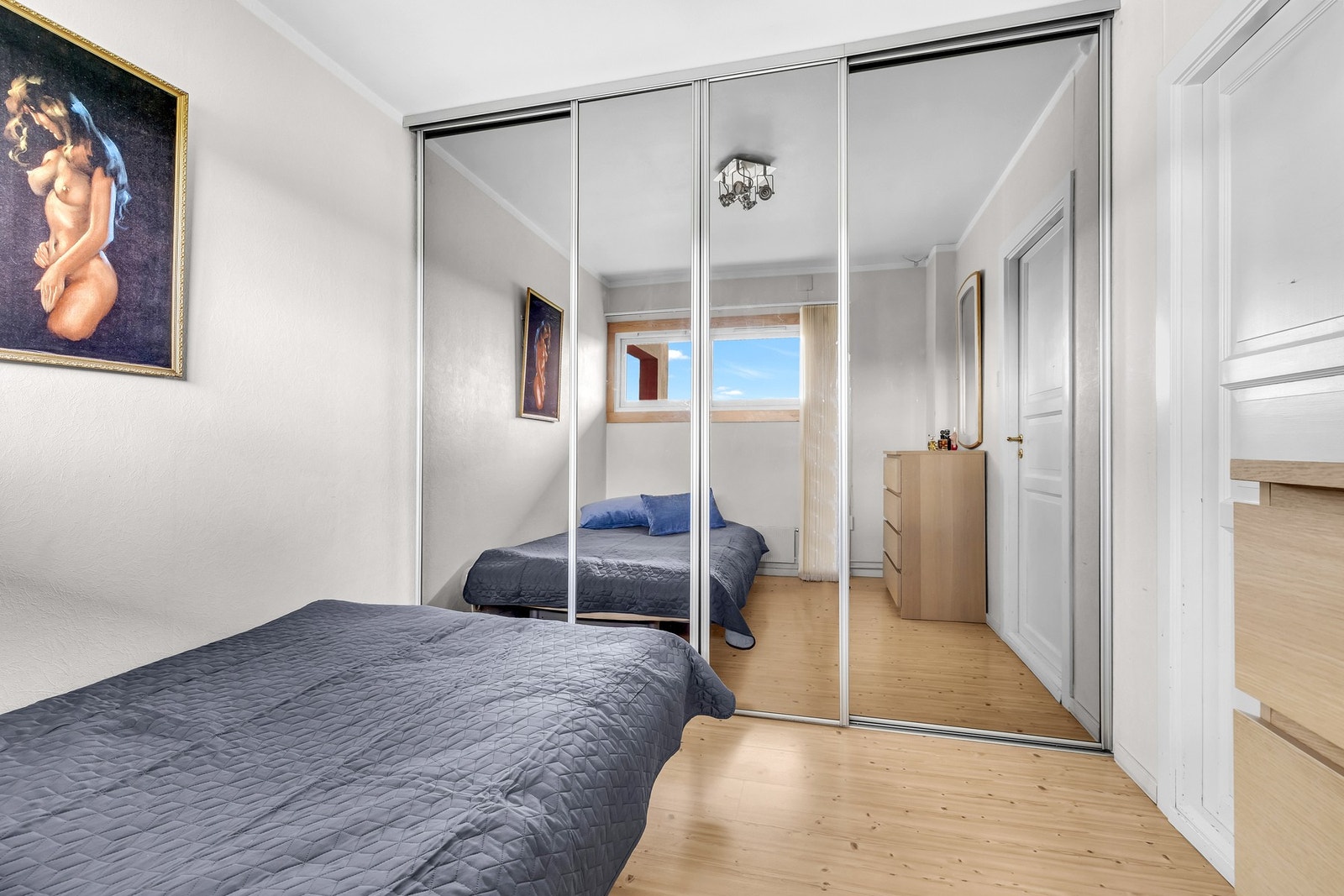 Et soverom som ypperlig som et barnerom, gjesterom eller kontor. Også her er det skyvedørsgarderobe. Galleribilde