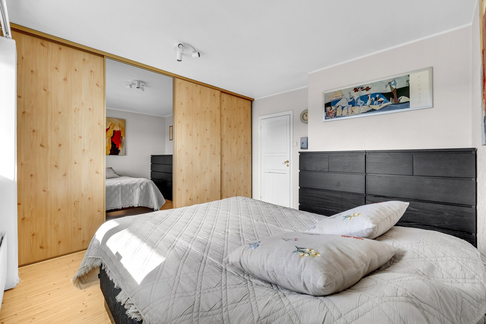 Her er det også en stor skyvedørsgarderobe for ekstra oppbevaring. Galleribilde