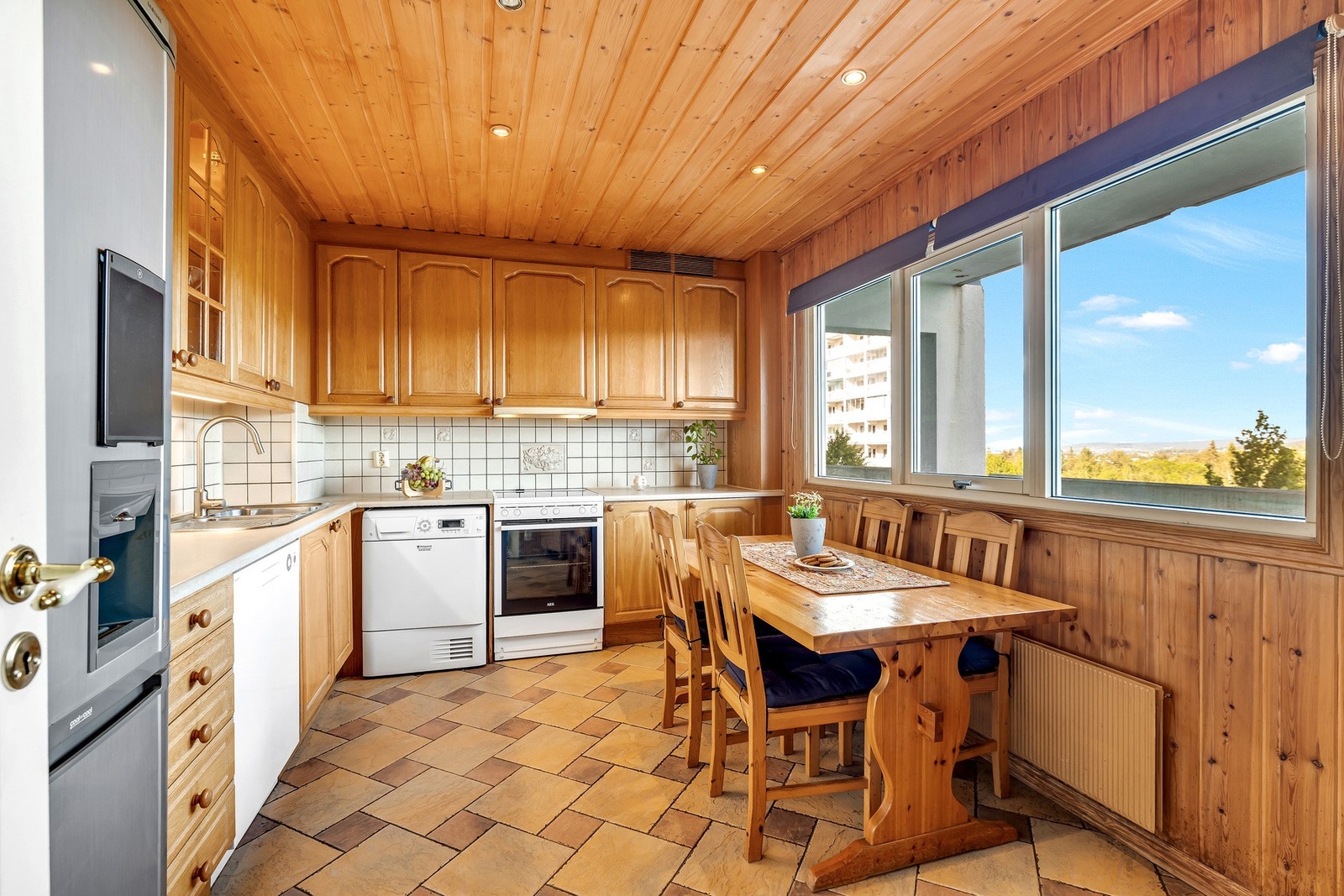 Rett ved entréen finner du et godt vedlikeholdt kjøkken. Galleribilde