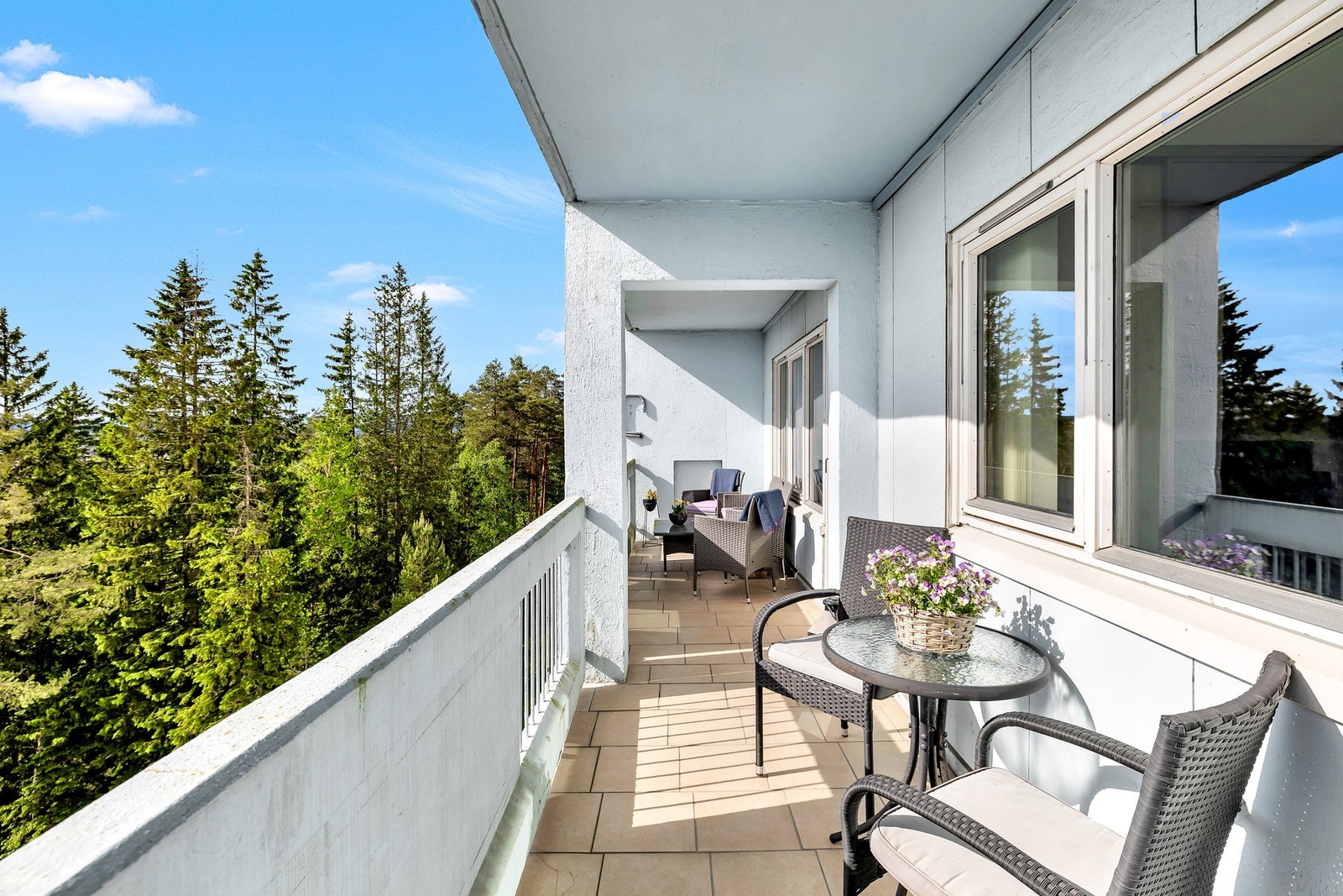 Her er det god plass til lounge, gassgrill, planter og annet ønskelig utemøblement. Galleribilde