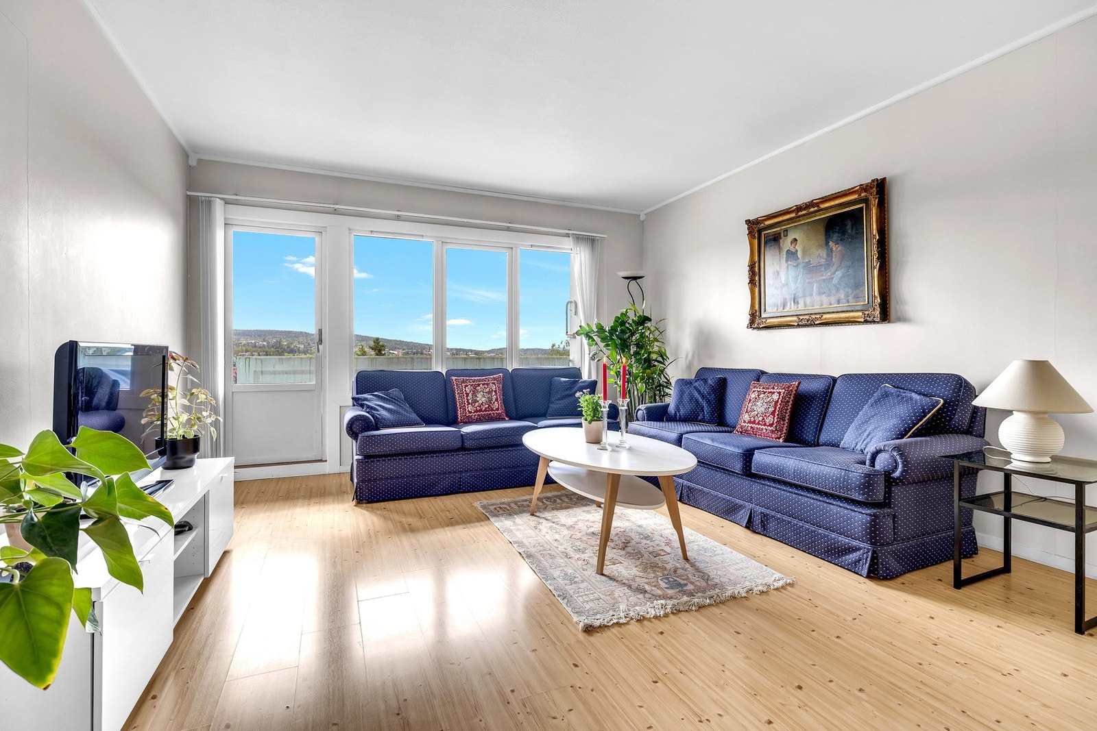 Stuen har god plass til sofaseksjon, bord, multimedia og spisesone. Galleribilde