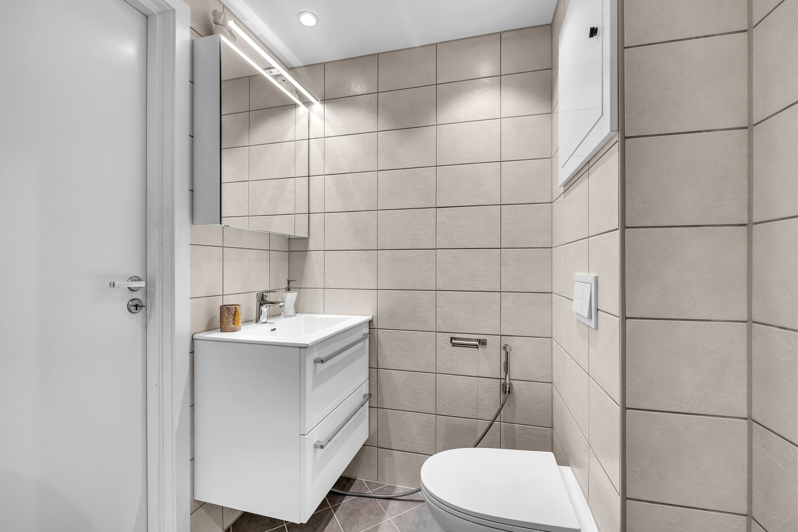 Det lekre baderommet ble pusset opp i 2019 i regi av borettslaget. Her er det gulvvarme og downlights i himling. Galleribilde
