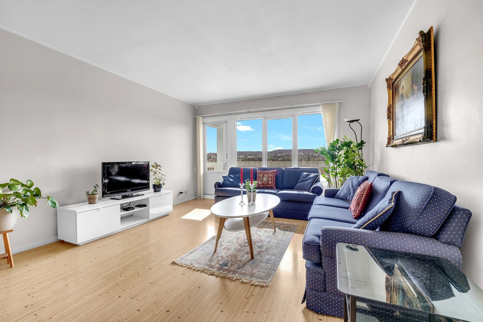 Leiligheten kan skilte med herlig utsikt, nydelige solforhold, bad fra 2019 og garasjeplass. Galleribilde