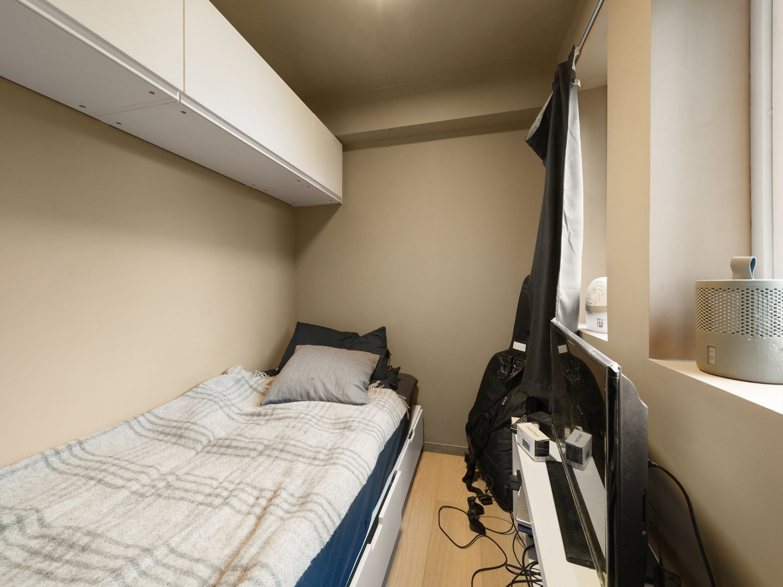 Sovealkoven er praktisk adskilt fra stue og kjøkken, og har god plass til seng og oppbevaring Galleribilde